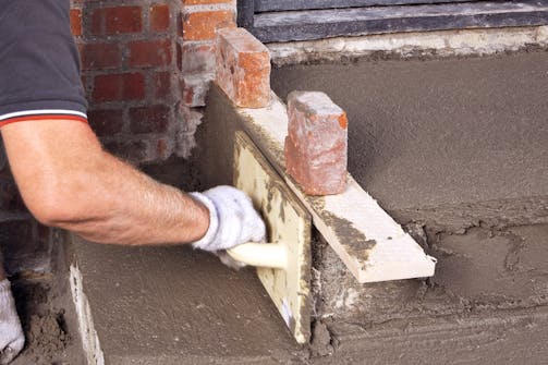 Pudslag på lodrette flader (stødtrin): Overfladen glattes med et pudsebræt. Pudslag på lodrette flader (stødtrin): Overfladen glattes med et pudsebræt.
